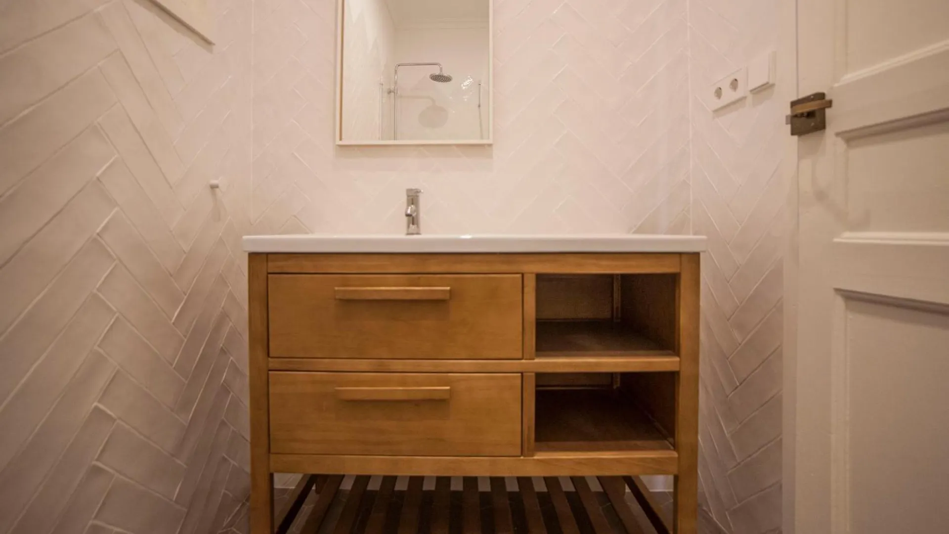 Eg42B - Modernista Apartamento En El Centro De Barcelona